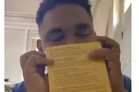 Bruno, do INES, sentindo o cheiro do livro no depoimento sobre o Box Libras Sem Travas