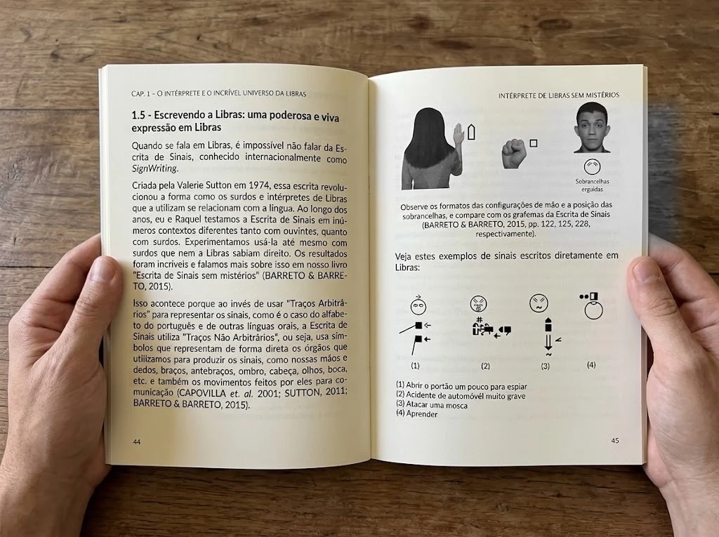 Páginas 44 e 45 abertas, com fotos reais de configuração de mão e de sobrancelhas erguidas ao lado dos grafemas da Escrita de Sinais e quatro frases escritas em Libras