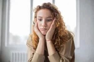 Se você pensa em Português enquanto tenta entender a Libras, advinha? Vai ter dor de cabeça