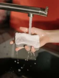 Assim como uma esponja absorve a água, você deve absorver a Libras