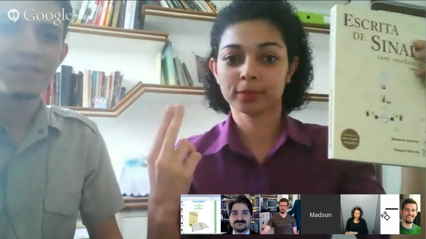 Madson e Raquel apresentando o livro "[url=https://universidadedalibras.com.br/livro-escrita-de-sinais-sem-misterios]Escrita de Sinais sem Mistérios[/url]" em um simpósio internacional de SignWriting, em 2014.