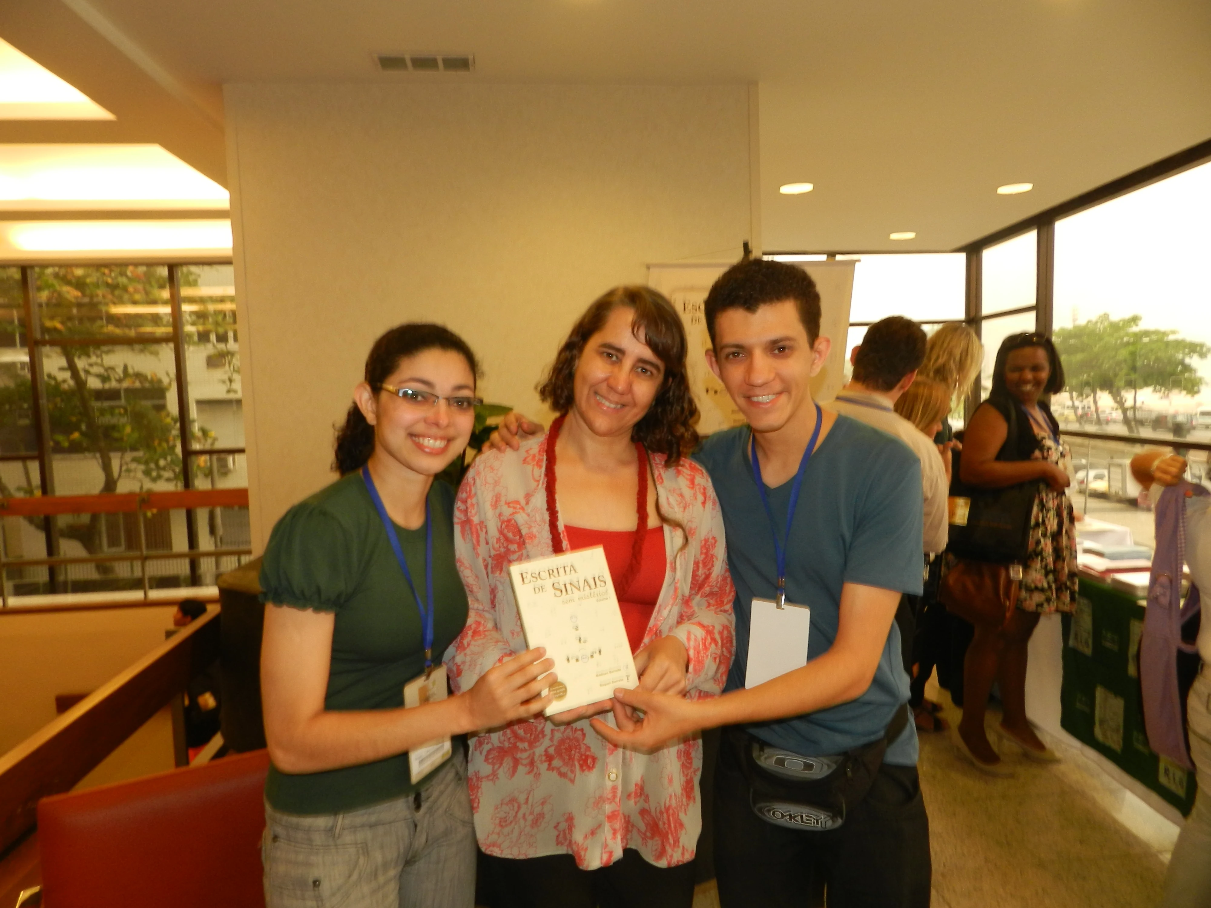 Madson e Raquel Barreto no XI Congresso Internacional / XVII Seminário Nacional do INES, no Rio de Janeiro, em 2012, a mesma instituição fundada em 1857 que este artigo conta