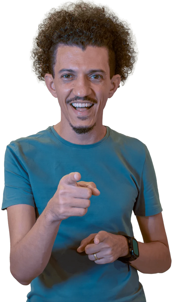 Madson Barreto sorrindo, sinalizando em Libras com as mãos em movimento