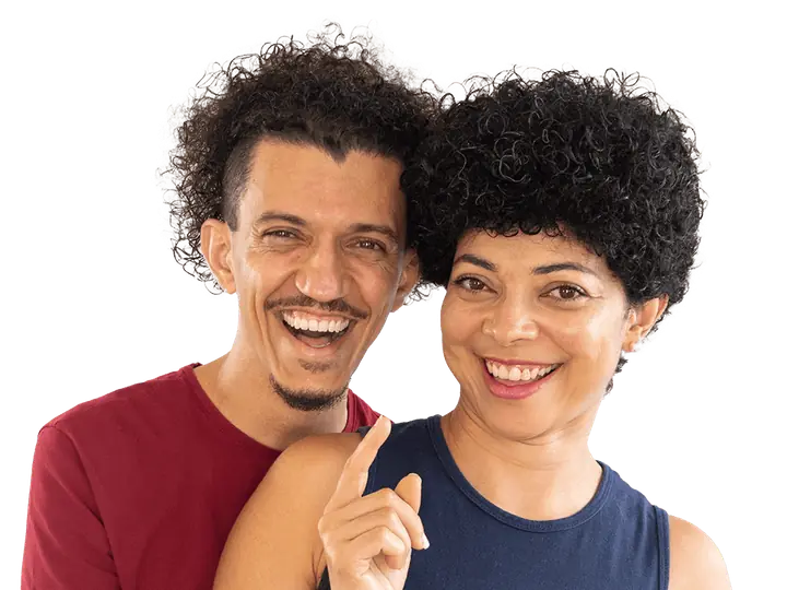 Madson e Raquel Barreto sinalizando juntos