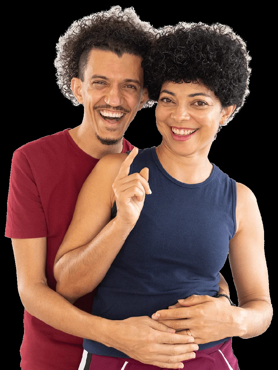 Madson e Raquel Barreto sinalizando juntos