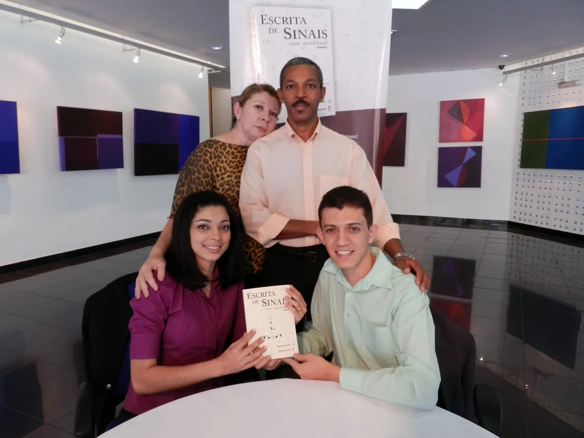 Madson e Raquel Barreto com os pais dela no lançamento do livro Escrita de Sinais sem Mistérios, em Belo Horizonte, 2012
