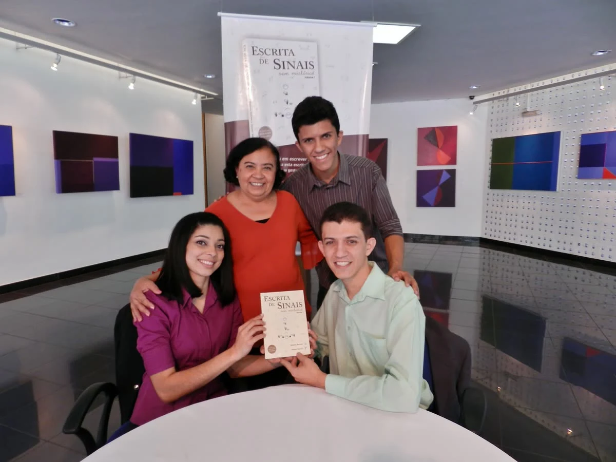Madson e Raquel Barreto com a mãe e o irmão dele, no lançamento do livro Escrita de Sinais sem Mistérios, em Belo Horizonte, 2012